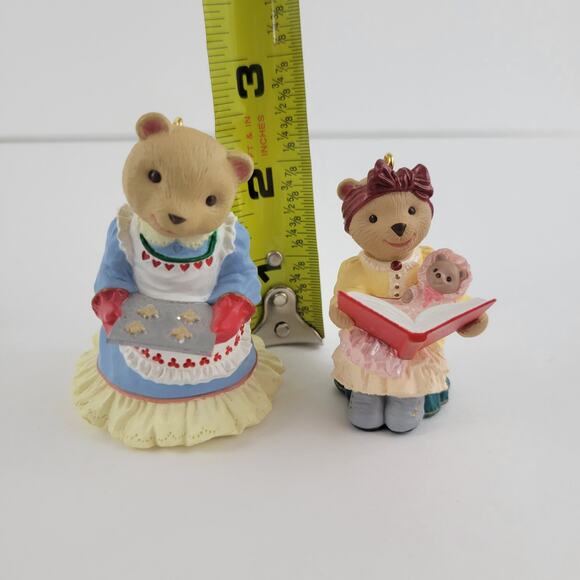 2 Hallmark "Mama Bearinger" Bear Christmas Ornaments Cookies & Story Time - 90s - Picture 4 of 5
